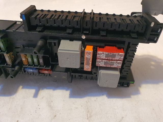 bontott MERCEDES-BENZ E-CLASS Biztosítéktábla Csomagtér