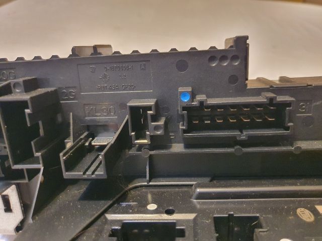 bontott MERCEDES-BENZ E-CLASS Biztosítéktábla Csomagtér