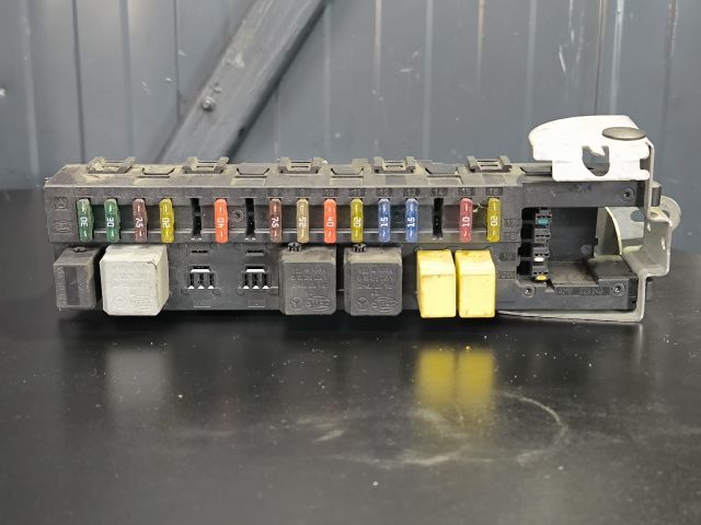 bontott MERCEDES-BENZ E-CLASS Biztosítéktábla Csomagtér