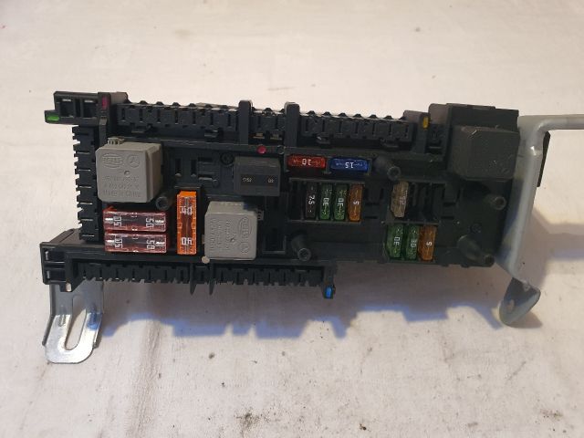 bontott MERCEDES-BENZ E-CLASS Biztosítéktábla Csomagtér