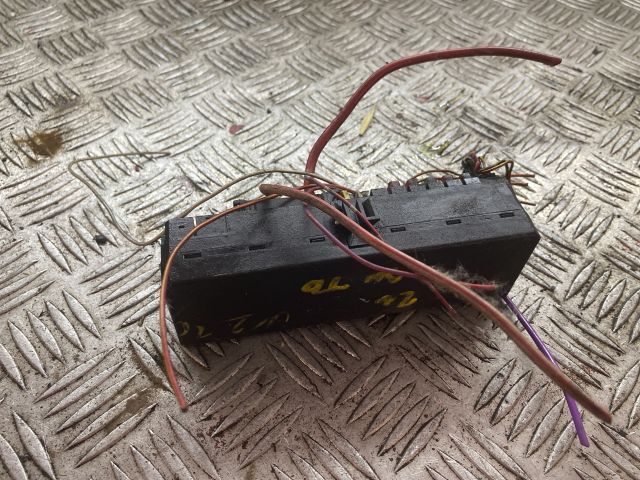 bontott MERCEDES-BENZ E-CLASS Biztosítéktábla Doboz