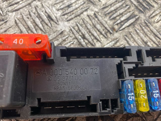 bontott MERCEDES-BENZ E-CLASS Biztosítéktábla Doboz