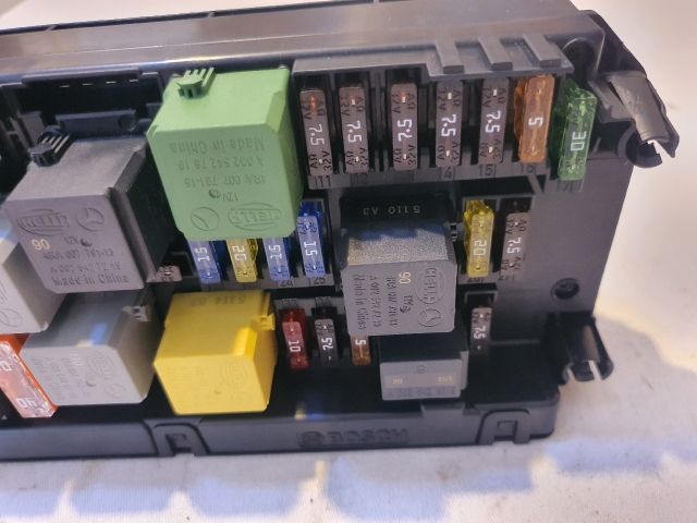 bontott MERCEDES-BENZ E-CLASS Biztosítéktábla Utastér