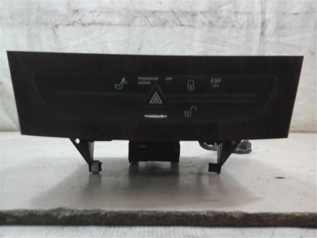 bontott MERCEDES-BENZ E-CLASS CD / DVD Tár