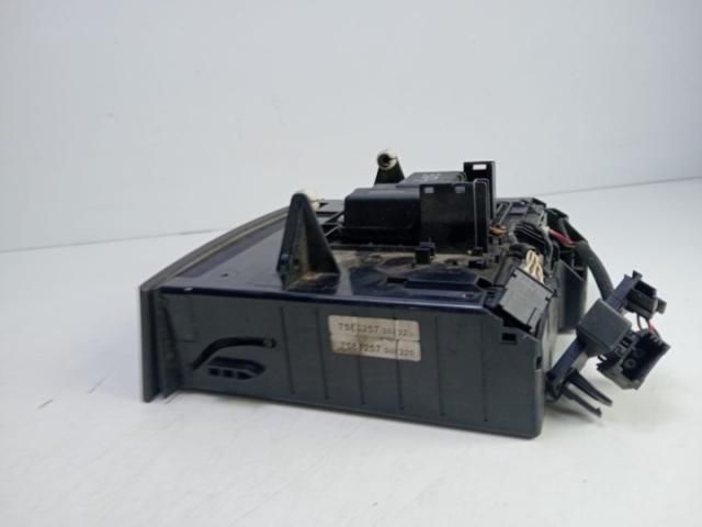 bontott MERCEDES-BENZ E-CLASS CD / DVD Tár