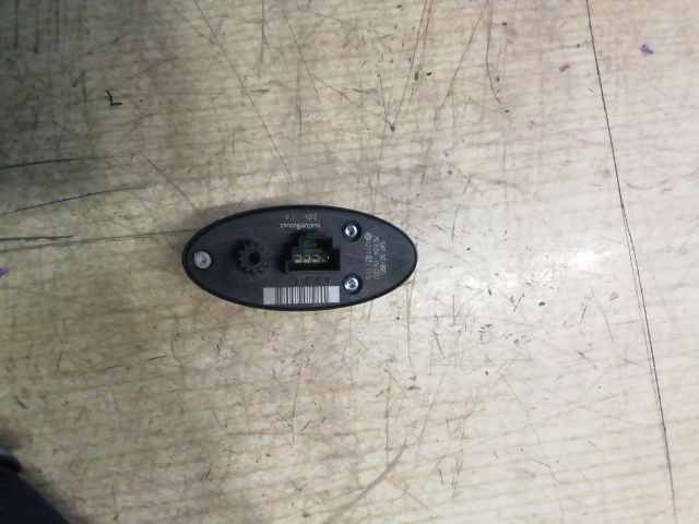 bontott MERCEDES-BENZ E-CLASS Csomagtér Nyitó Kar / Gomb