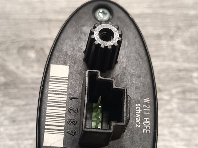 bontott MERCEDES-BENZ E-CLASS Csomagtér Nyitó Kar / Gomb