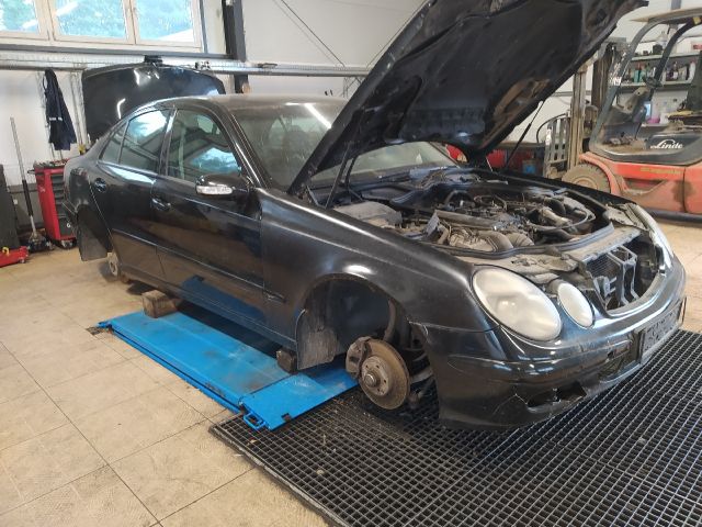 bontott MERCEDES-BENZ E-CLASS Csomagtér Világítás