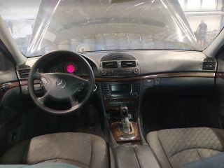 bontott MERCEDES-BENZ E-CLASS Csomagtérajtó Burkolat Felső