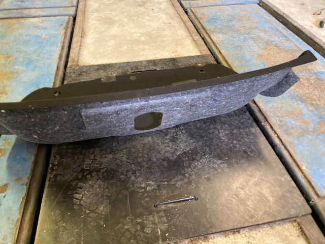 bontott MERCEDES-BENZ E-CLASS Csomagtérajtó Burkolat (Részeivel)