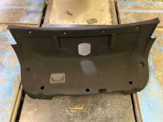 bontott MERCEDES-BENZ E-CLASS Csomagtérajtó Burkolat (Részeivel)