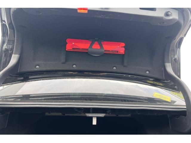 bontott MERCEDES-BENZ E-CLASS Csomagtérajtó Burkolat (Részeivel)