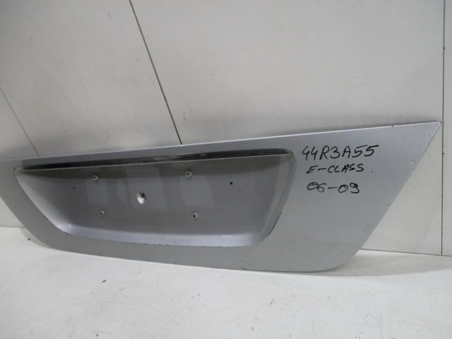 bontott MERCEDES-BENZ E-CLASS Csomagtérajtó Díszléc