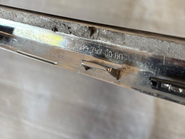 bontott MERCEDES-BENZ E-CLASS Csomagtérajtó Díszléc