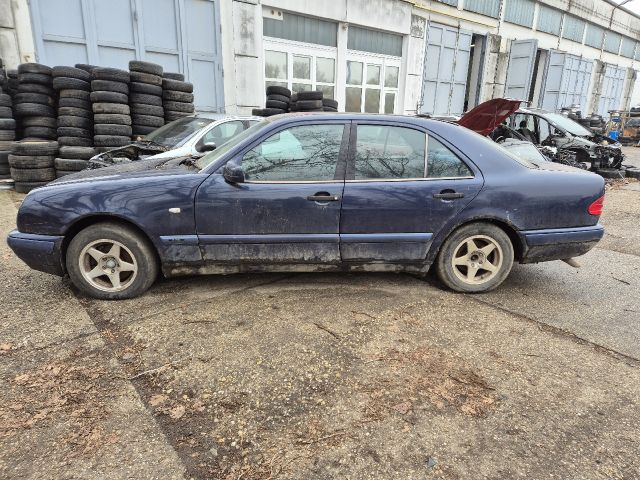 bontott MERCEDES-BENZ E-CLASS Csomagtérajtó (Részeivel)