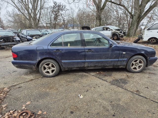 bontott MERCEDES-BENZ E-CLASS Csomagtérajtó (Részeivel)