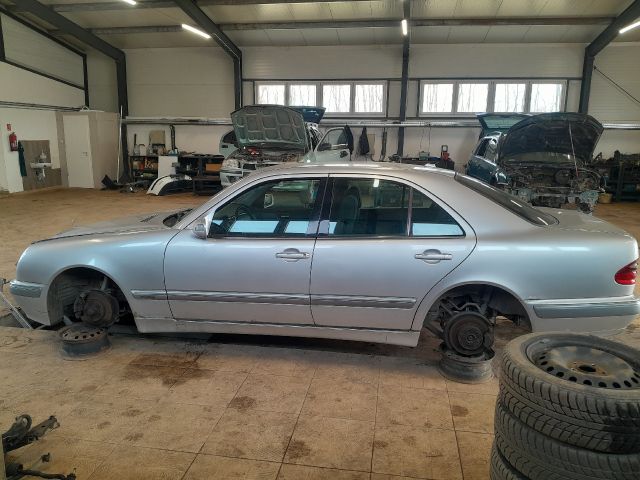 bontott MERCEDES-BENZ E-CLASS Csomagtérajtó (Üres lemez)