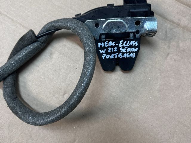 bontott MERCEDES-BENZ E-CLASS Csomagtérajtó Zárszerkezet