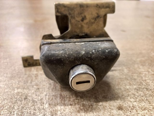 bontott MERCEDES-BENZ E-CLASS Csomagtérajtó Zárszerkezet