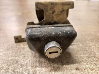 bontott MERCEDES-BENZ E-CLASS Csomagtérajtó Zárszerkezet