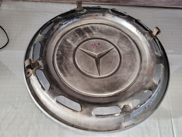 bontott MERCEDES-BENZ E-CLASS Dísztárcsa (1 db)