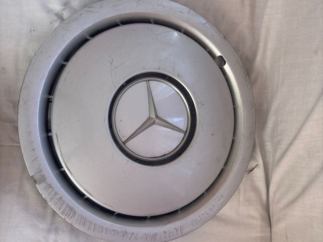 bontott MERCEDES-BENZ E-CLASS Dísztárcsa (1 db)