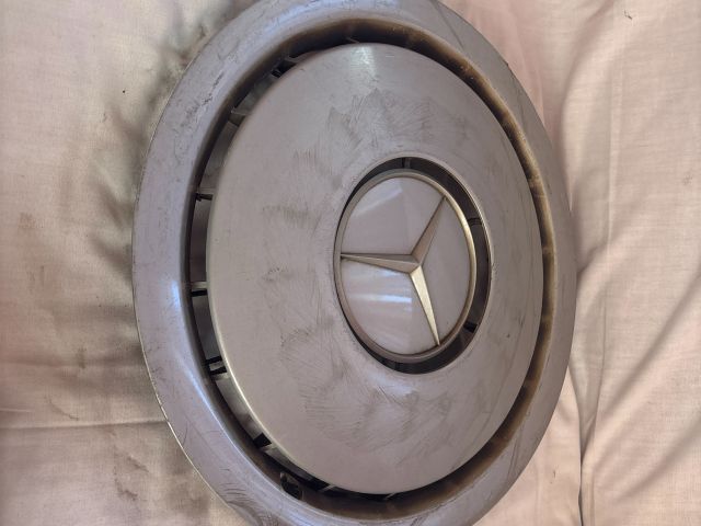 bontott MERCEDES-BENZ E-CLASS Dísztárcsa (1 db)