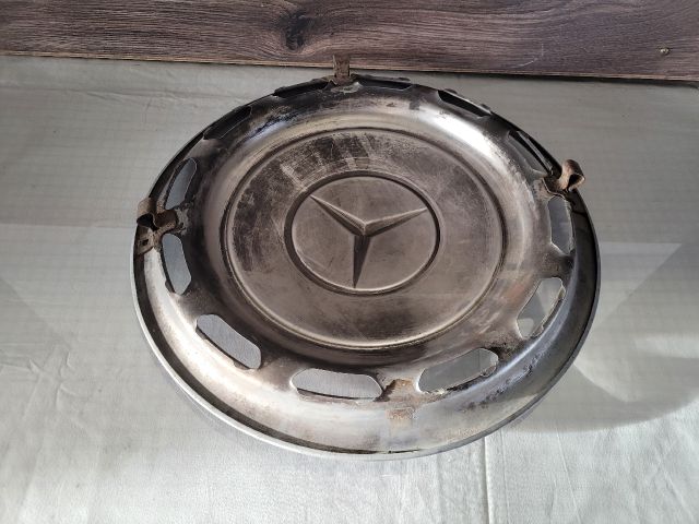 bontott MERCEDES-BENZ E-CLASS Dísztárcsa (1 db)