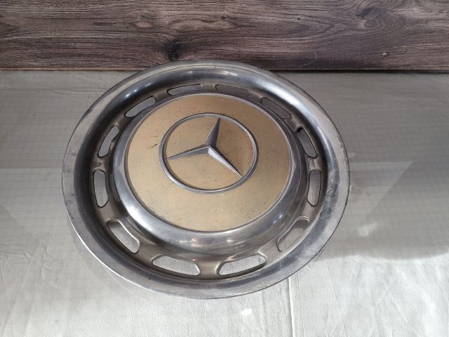 bontott MERCEDES-BENZ E-CLASS Dísztárcsa (1 db)