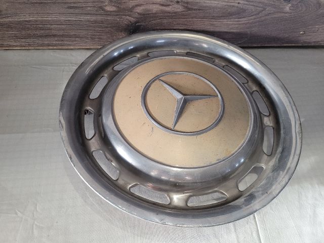 bontott MERCEDES-BENZ E-CLASS Dísztárcsa (1 db)