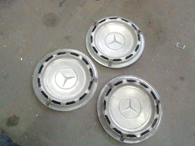 bontott MERCEDES-BENZ E-CLASS Dísztárcsa Szett