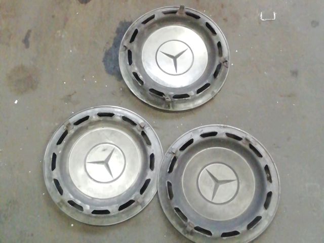 bontott MERCEDES-BENZ E-CLASS Dísztárcsa Szett