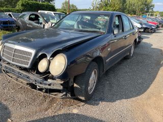 bontott MERCEDES-BENZ E-CLASS Jobb hátsó Csonkállvány