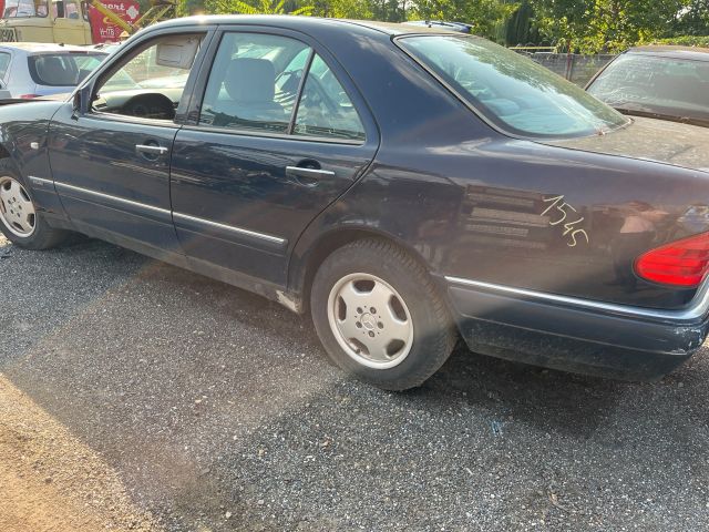 bontott MERCEDES-BENZ E-CLASS Jobb hátsó Csonkállvány