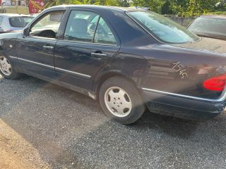 bontott MERCEDES-BENZ E-CLASS Jobb hátsó Csonkállvány