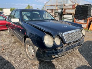 bontott MERCEDES-BENZ E-CLASS Jobb hátsó Csonkállvány