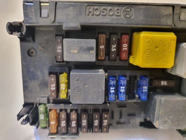 bontott MERCEDES-BENZ E-CLASS Biztosítéktábla Motortér