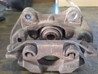 bontott MERCEDES-BENZ E-CLASS Bal hátsó Féknyereg Munkahengerrel