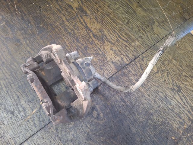 bontott MERCEDES-BENZ E-CLASS Bal hátsó Féknyereg Munkahengerrel