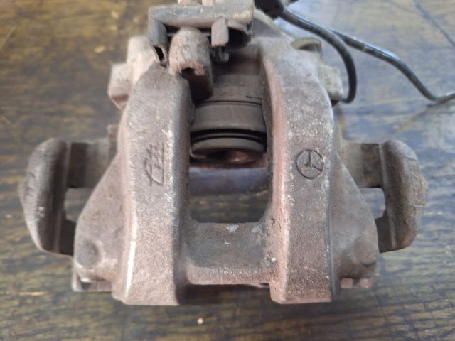 bontott MERCEDES-BENZ E-CLASS Jobb hátsó Féknyereg Munkahengerrel