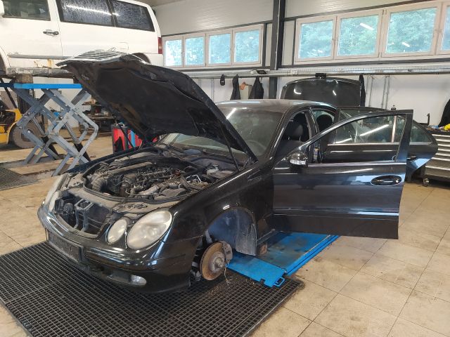 bontott MERCEDES-BENZ E-CLASS Jobb hátsó Féknyereg Munkahengerrel