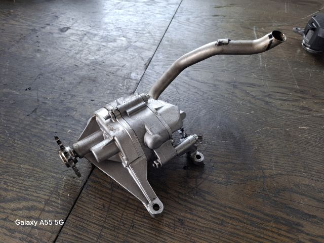 bontott MERCEDES-BENZ E-CLASS Olajszivattyú