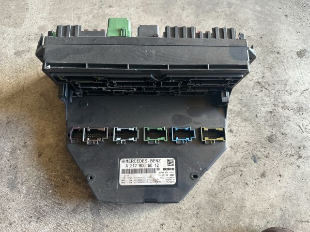 bontott MERCEDES-BENZ E-CLASS Biztosítéktábla Motortér