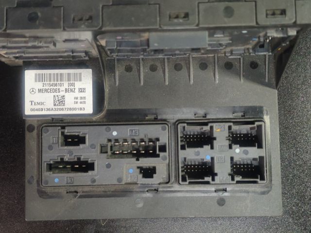 bontott MERCEDES-BENZ E-CLASS Biztosítéktábla Motortér