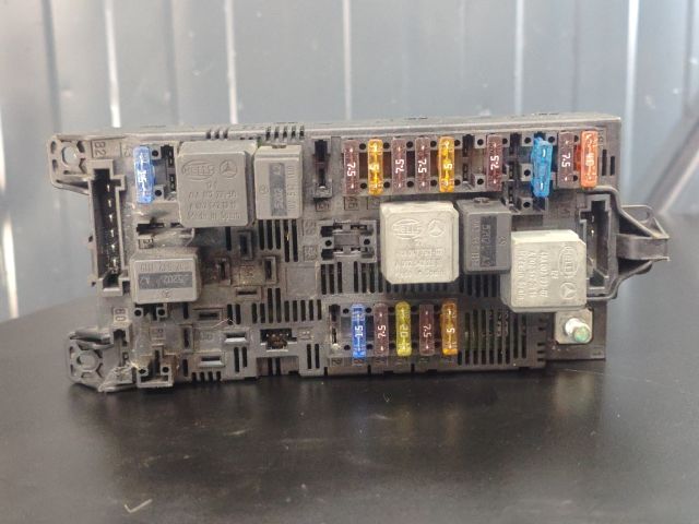 bontott MERCEDES-BENZ E-CLASS Biztosítéktábla Motortér