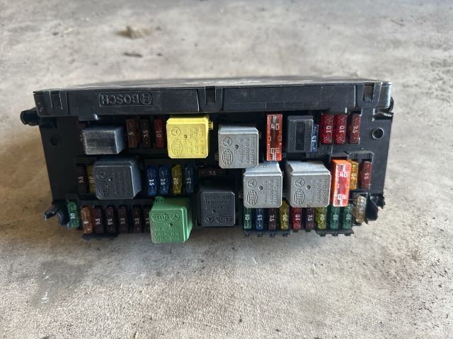 bontott MERCEDES-BENZ E-CLASS Biztosítéktábla Motortér