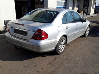 bontott MERCEDES-BENZ E-CLASS Jobb első Féknyereg Munkahengerrel