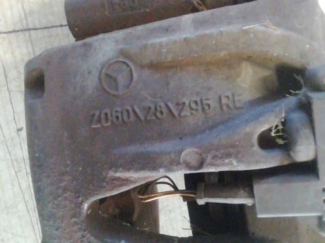 bontott MERCEDES-BENZ E-CLASS Jobb első Féknyereg Munkahengerrel