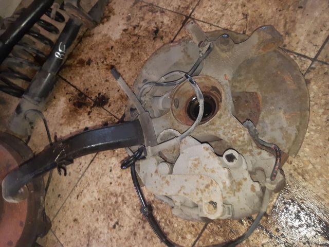 bontott MERCEDES-BENZ E-CLASS Jobb első Csonkállvány Kerékaggyal