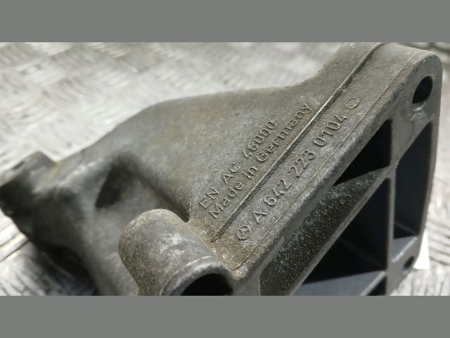 bontott MERCEDES-BENZ E-CLASS Motor Tartó Bak (Fém)